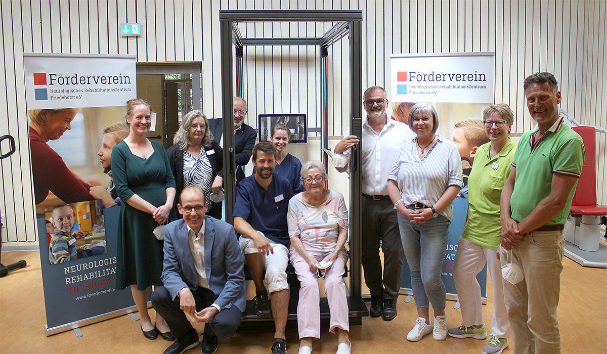 Das Team des NRZ und der Förderverein freuen sich über das neue Therapiegerät.