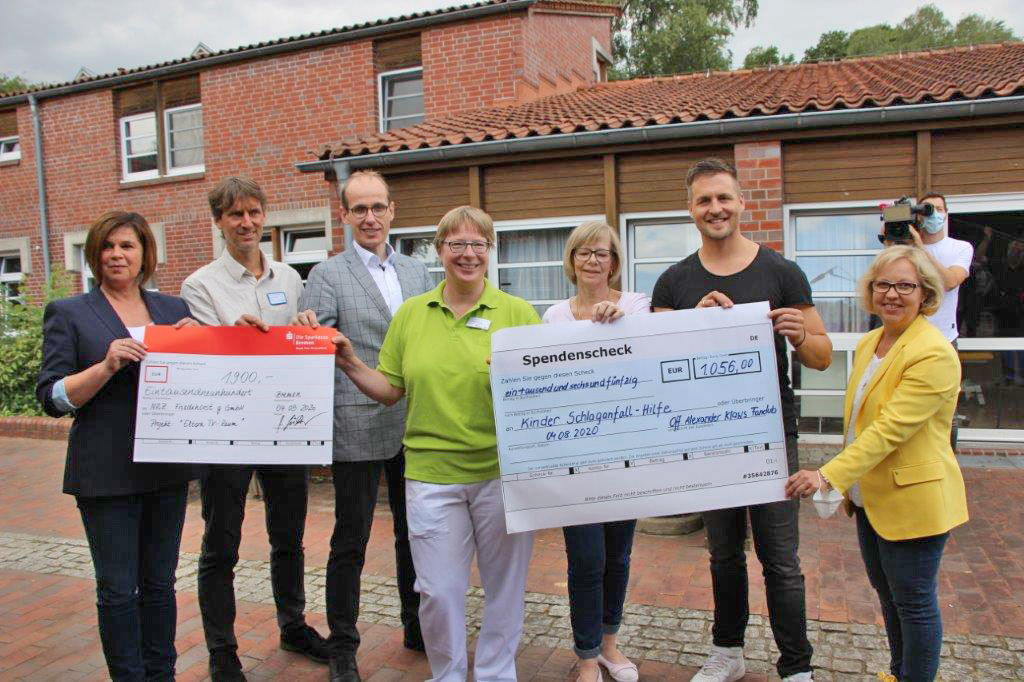 Andreas Klaws und der Förderverein NRZ übergeben das gespendete Geld an das Neurologische Rehabilitationszentrum.